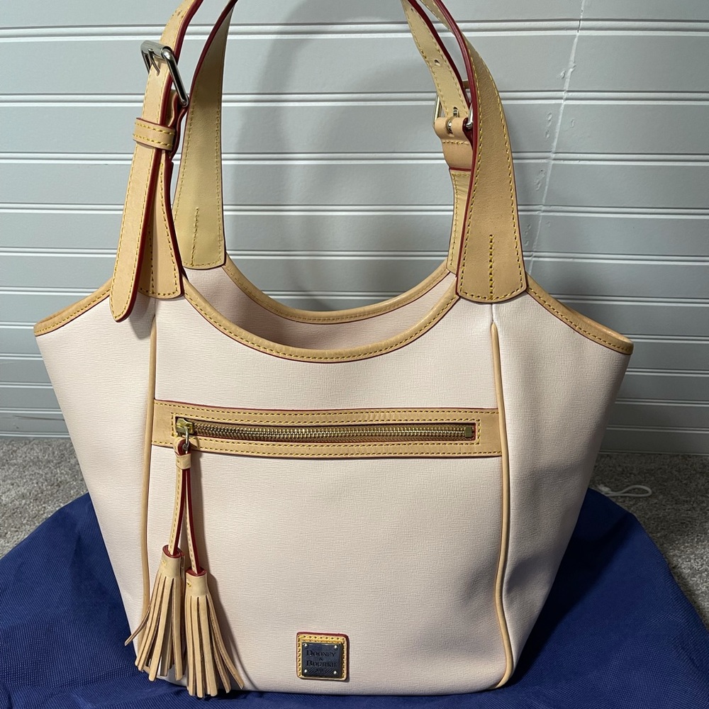 Dooney & Bourke shoulder/hand bag